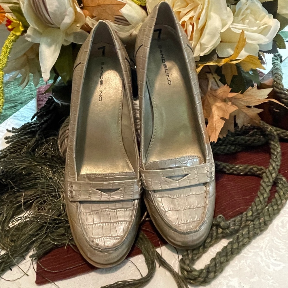 Bandolino stacked heel pumps size 7. EUC